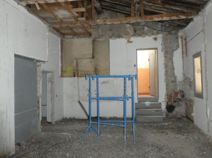 Plateau en chantier, plafond ouvert et échafaudage