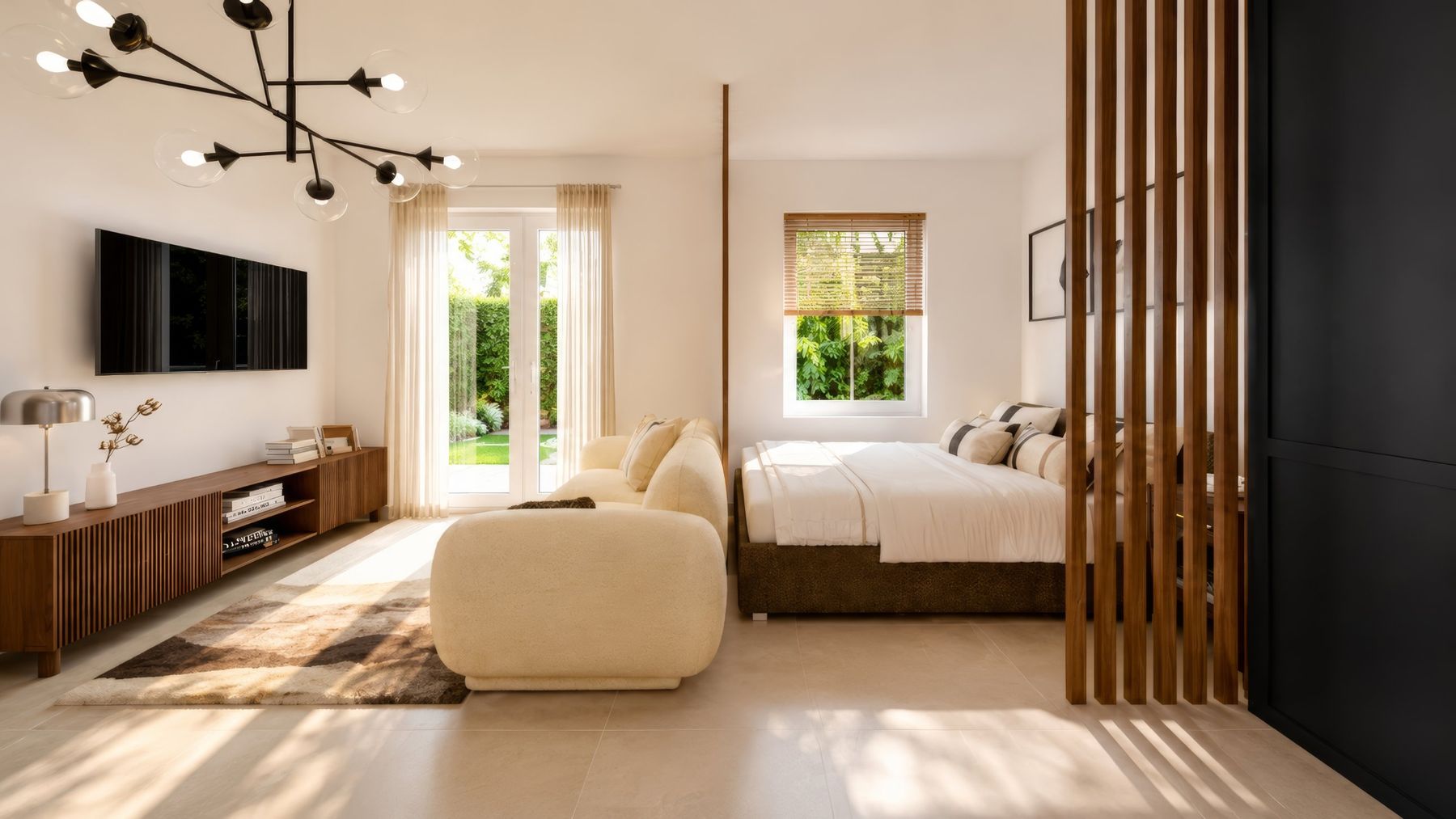 Studio lumineux : canapé bouclette, claustra en bois et lit derrière, porte-fenêtre sur le jardin