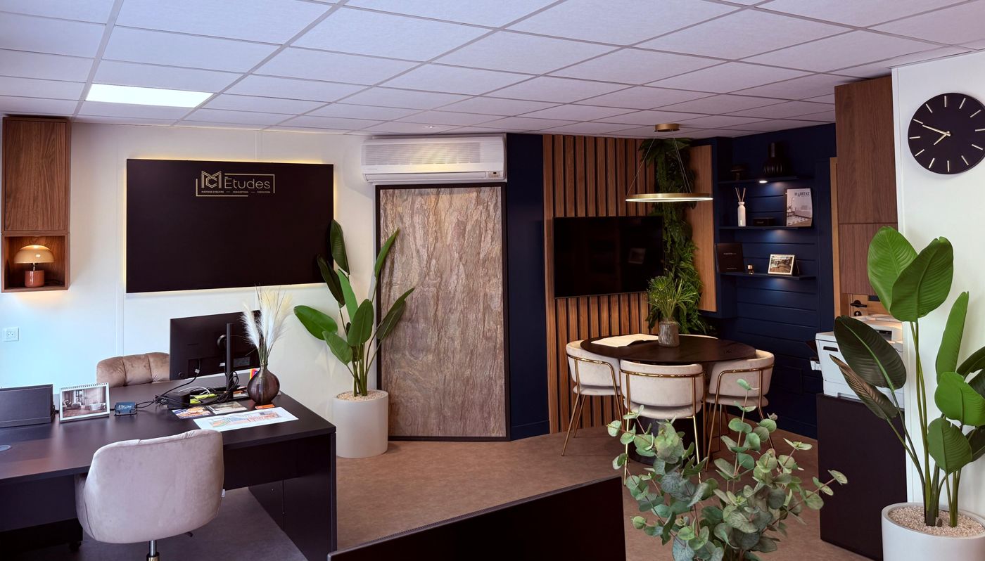 Bureaux livrés : postes de travail, coin réunion, claustra bois