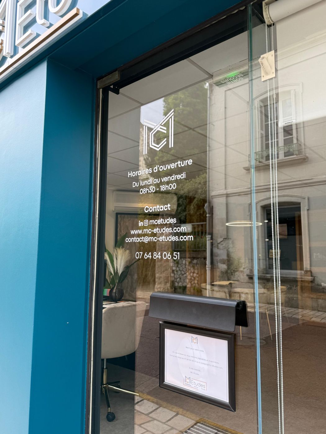 Porte vitrée sur rue avec vitrophanie MC Études
