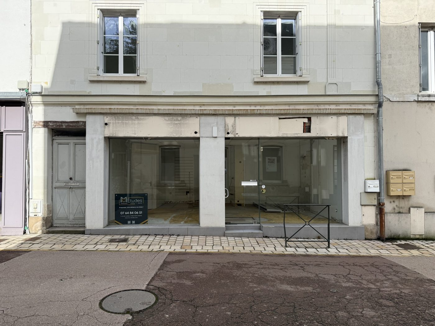 Façade avant travaux, vitrine vide
