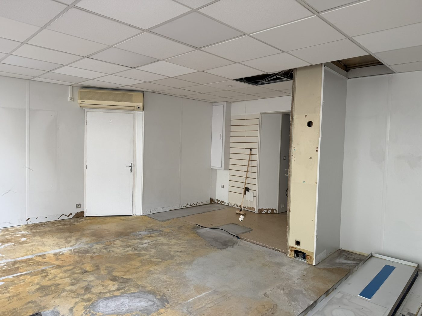 Plateau vide, faux plafond et sol abîmé