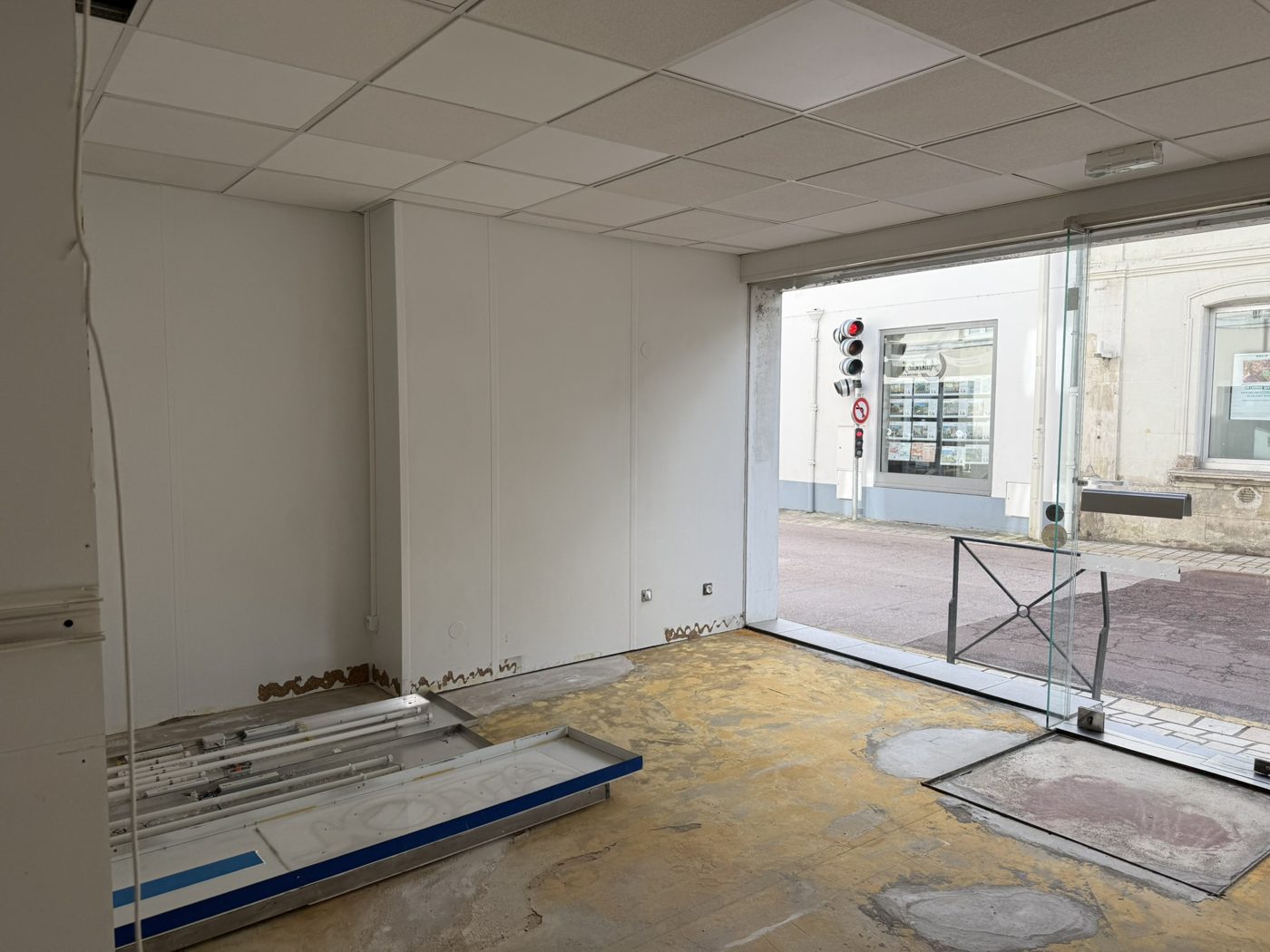 Vitrine et sol à reprendre