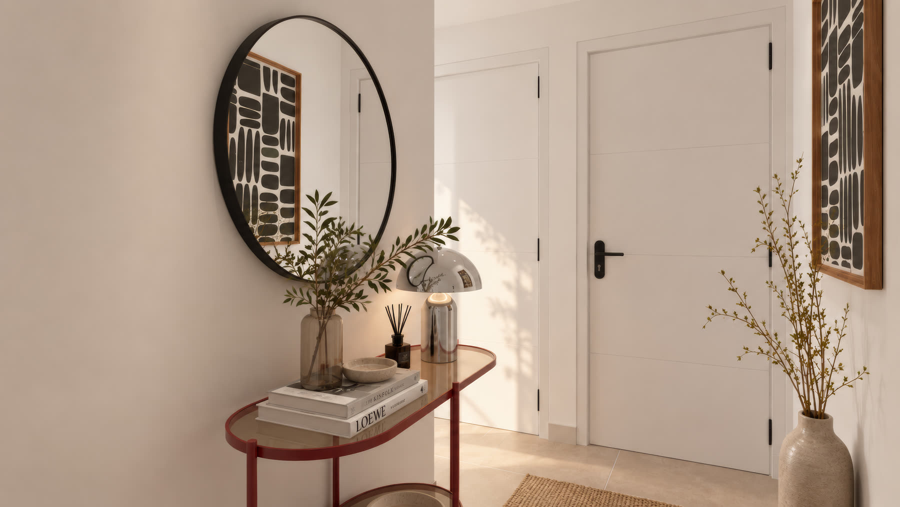 Console rouge en verre, miroir rond et lampe chromée dans l'entrée
