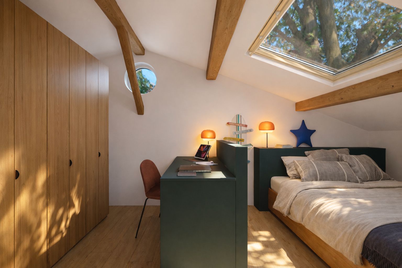 Placard sous pente et bureau