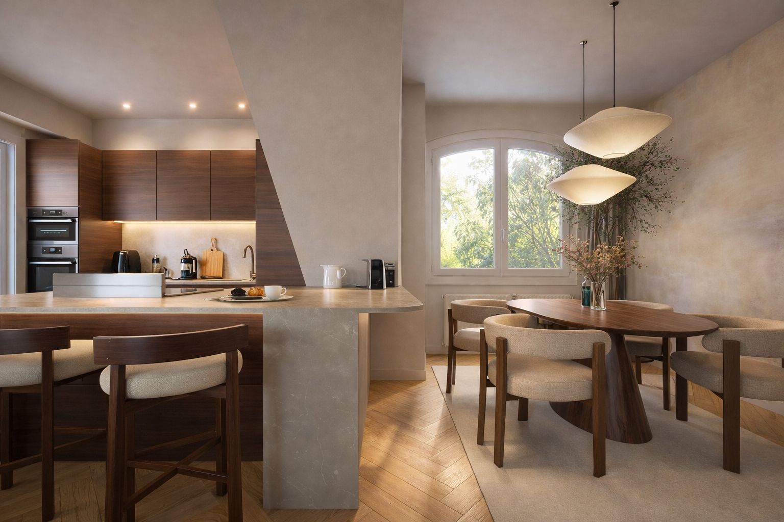 Cuisine et salle à manger sous la fenêtre cintrée