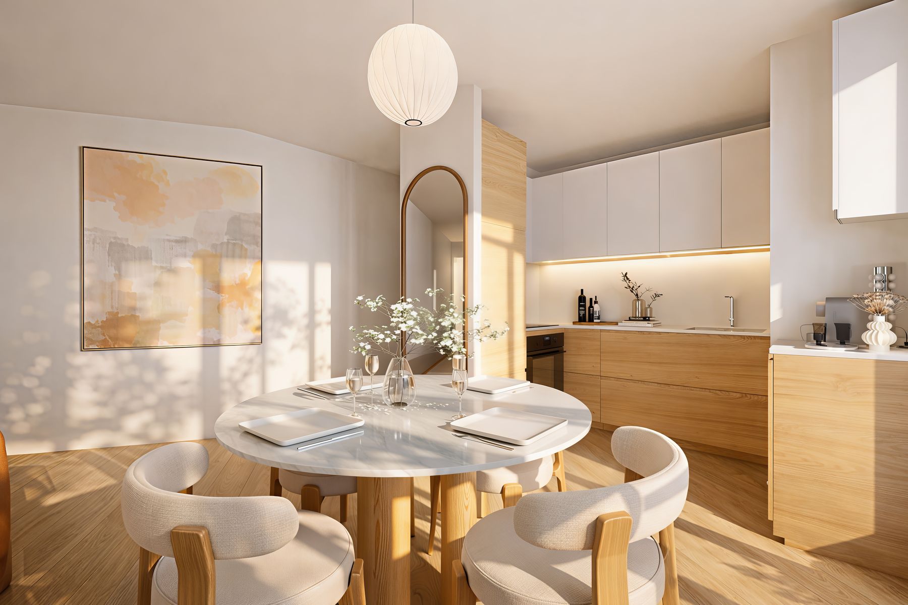 Coin repas lumineux, table ronde en marbre, chaises bouclette et cuisine en chêne