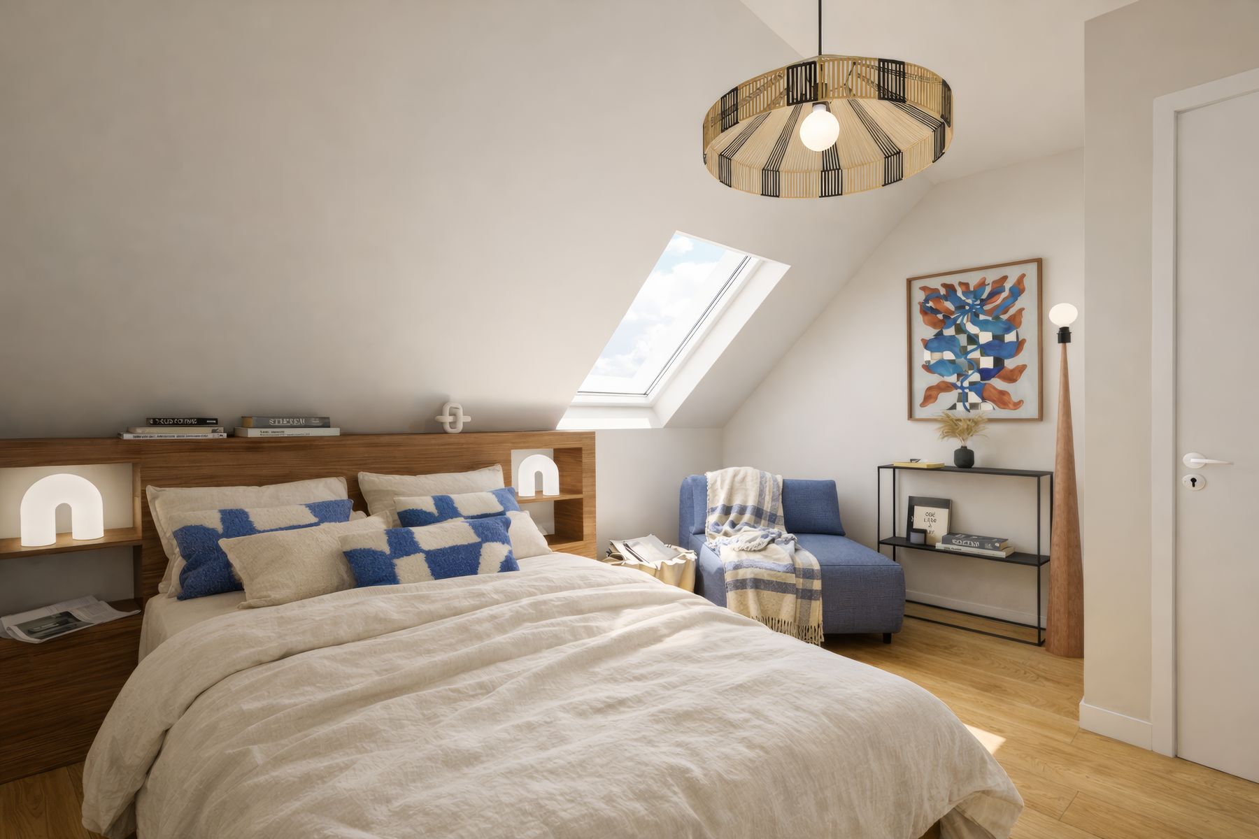 Chambre sous rampant, tête de lit en chêne et fauteuil bleu