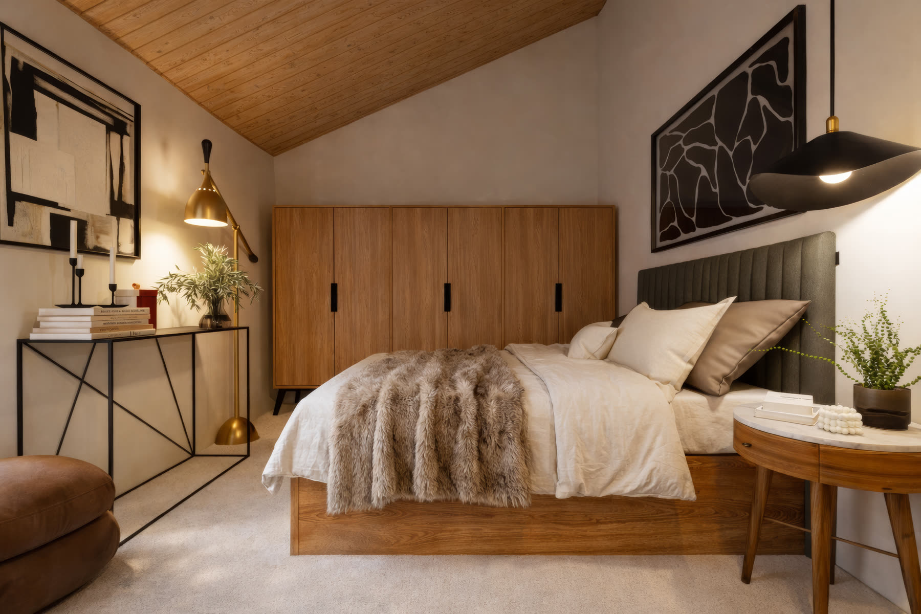 Chambre sous plafond en lames de bois, tête de lit verte, en journée