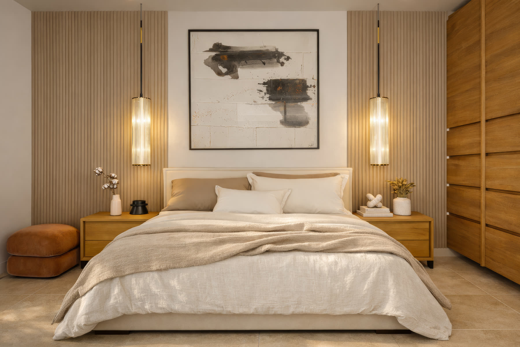 Chambre avec tête de lit en tasseaux clairs, suspensions en verre cannelé et tableau abstrait