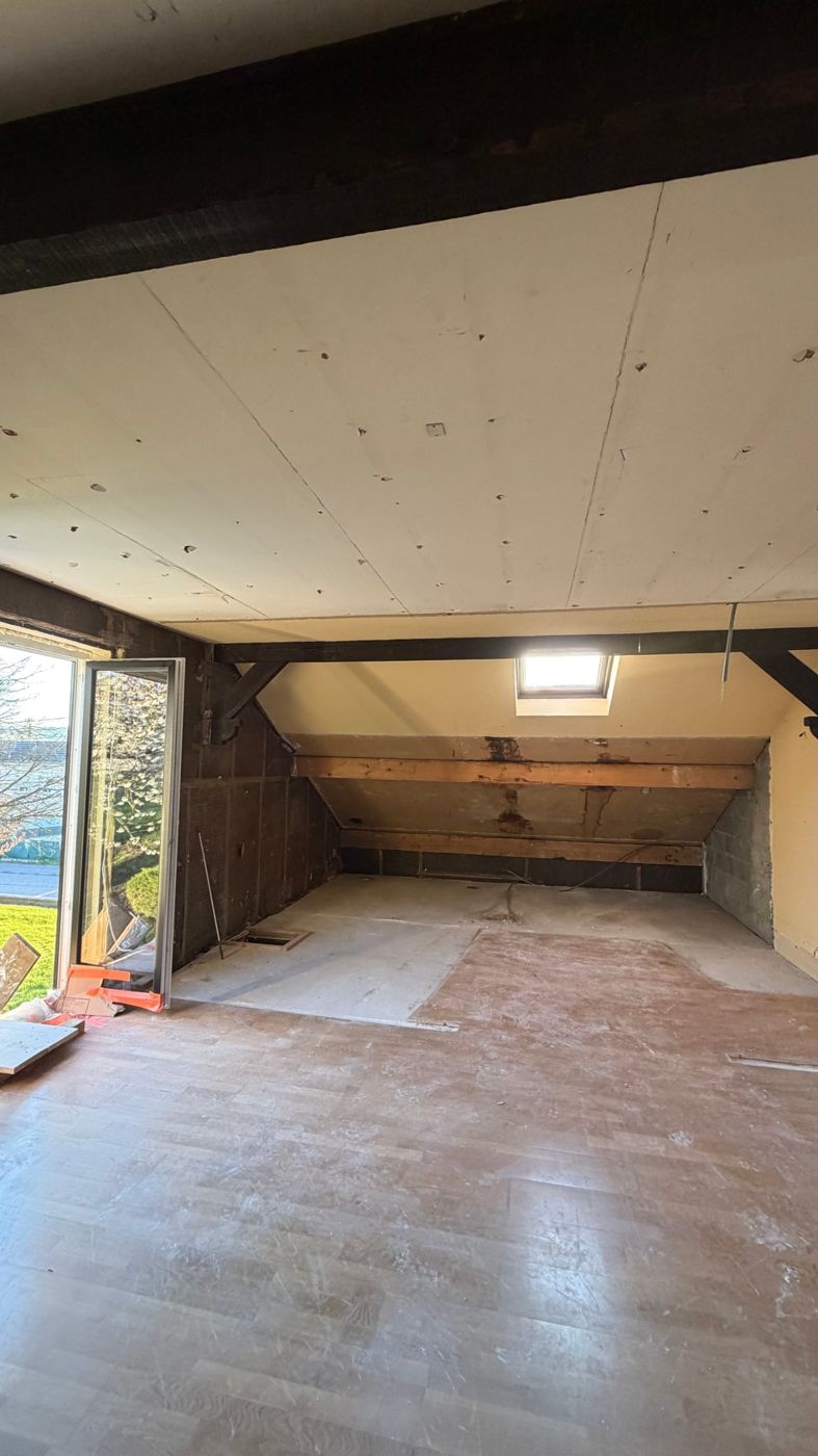 Petite pièce sous Velux avant travaux