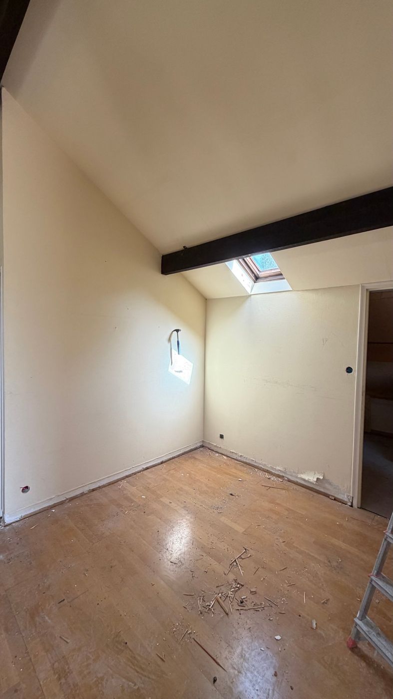 Combles bruts avant travaux, porte-fenêtre et Velux