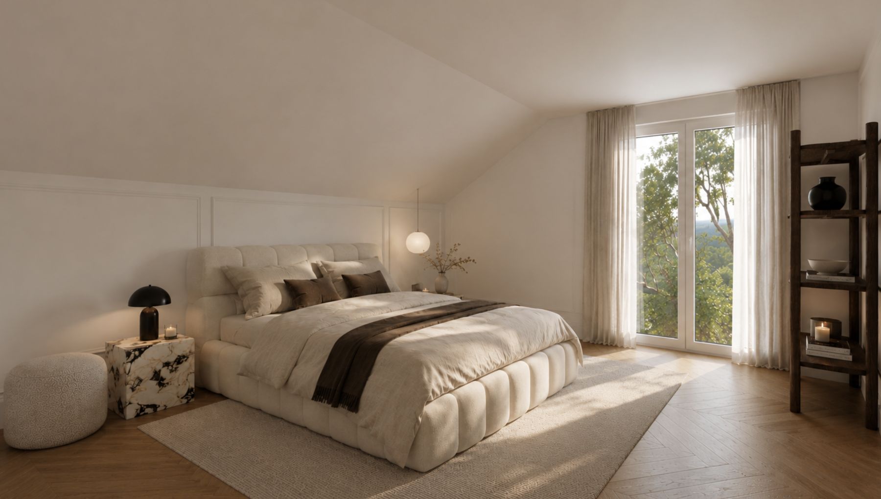 Chambre sous rampant baignée de soleil, lit capitonné et porte-fenêtre sur les arbres