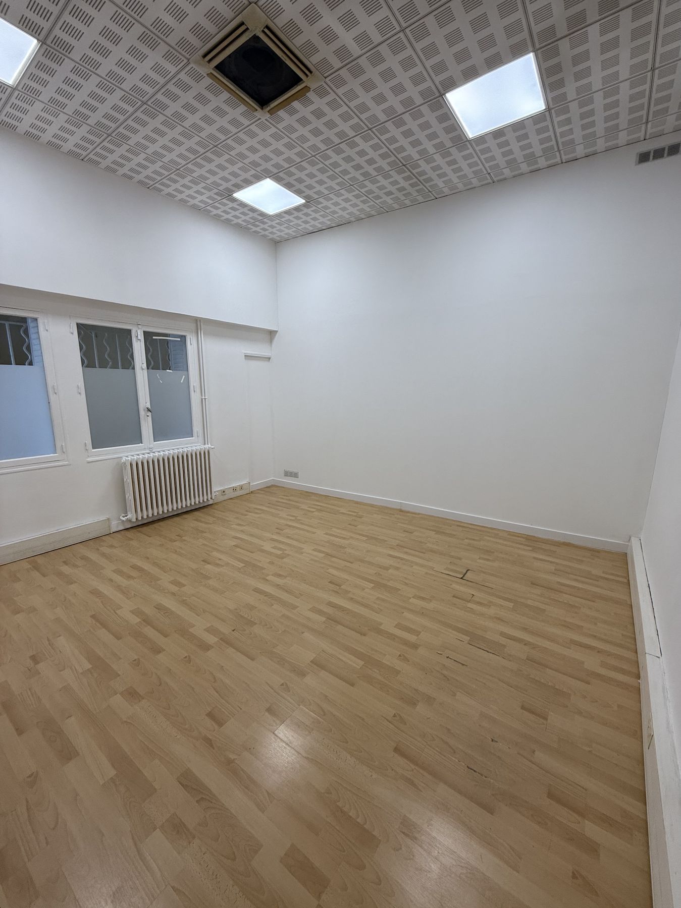 Plateau de bureaux vide avant travaux