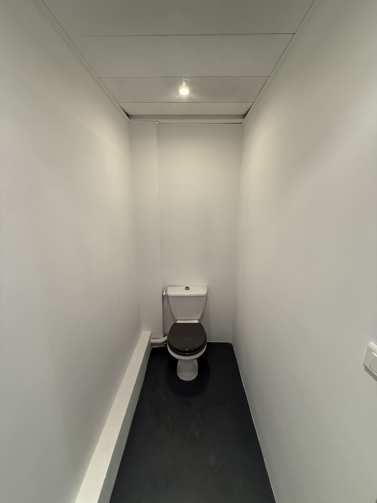 Ancien sanitaire de bureaux