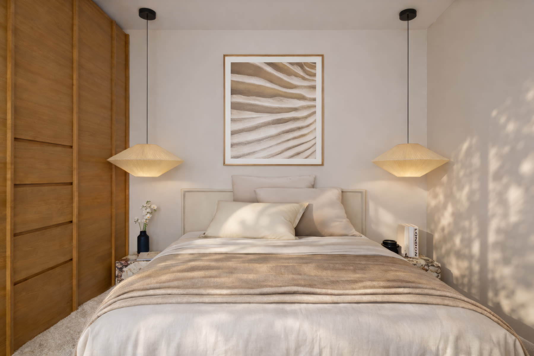 Troisième chambre de face, suspensions en papier et tableau aux lignes de sable