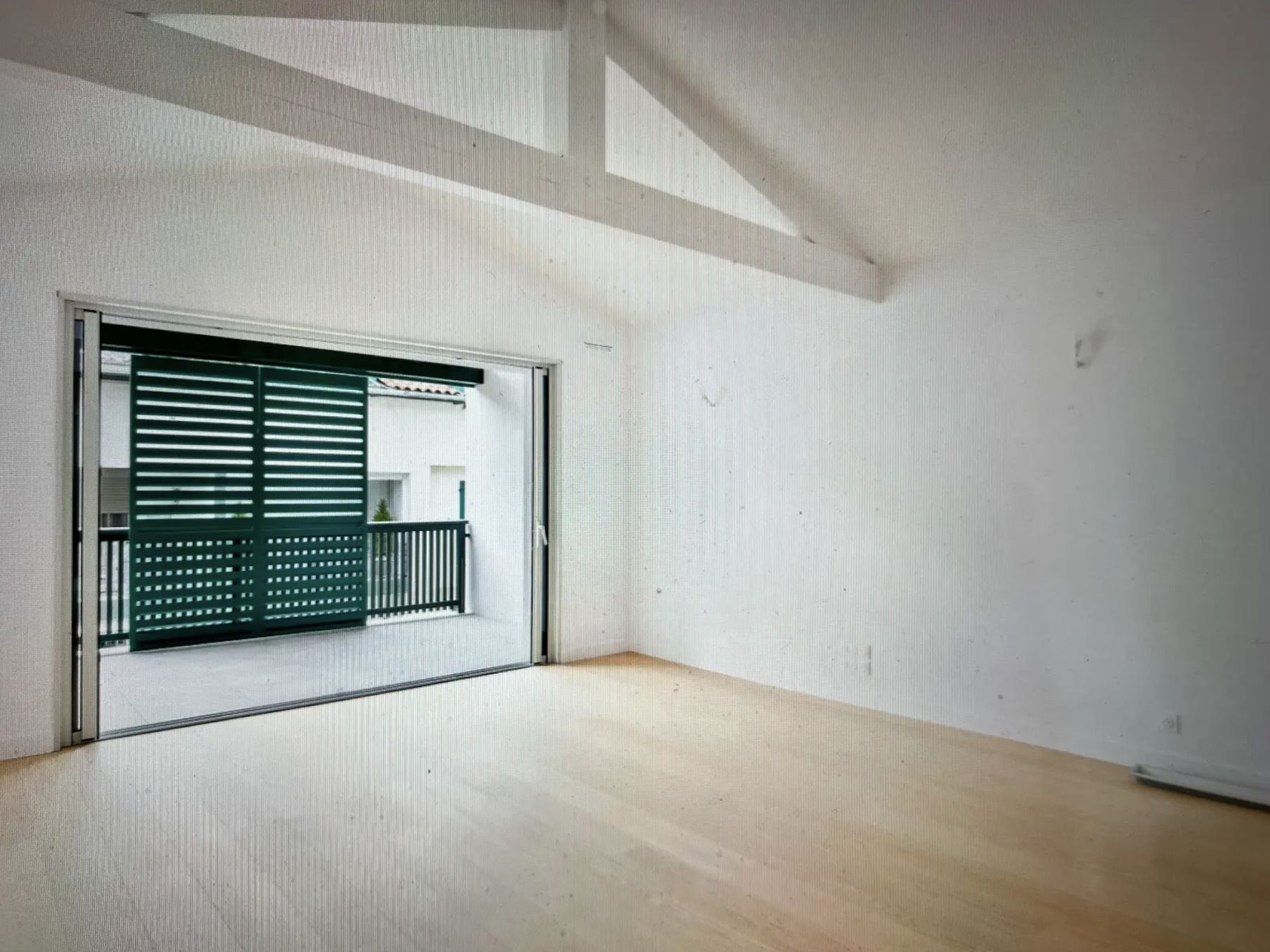 Chambre vide avec baie